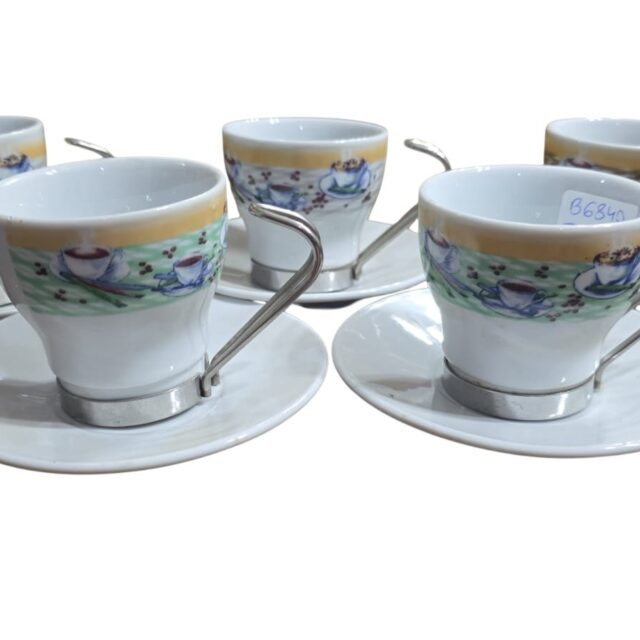 Antigas xícaras de porcelana Mont D'oro, com base e alça de metal removível. (valor unitário)