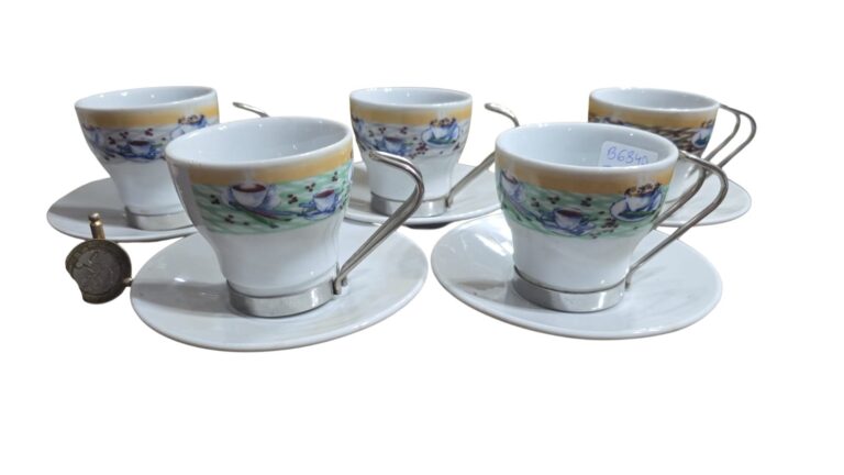 Antigas xícaras de porcelana Mont D'oro, com base e alça de metal removível. (valor unitário)
