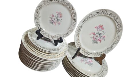 Conjunto de antigos e belos pratos em faiança americana