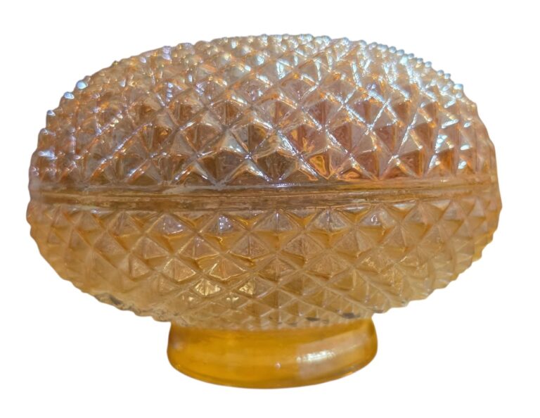 Antiga cúpula de vidro no padrão bico de jaca