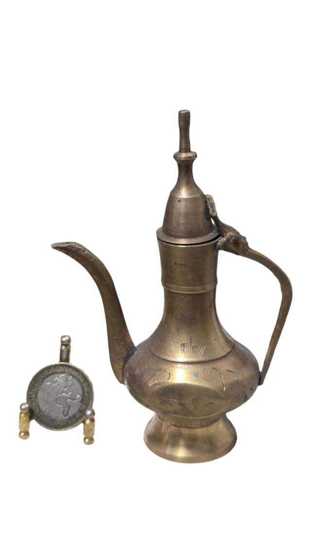 Pequeno e antigo bule em bronze polido