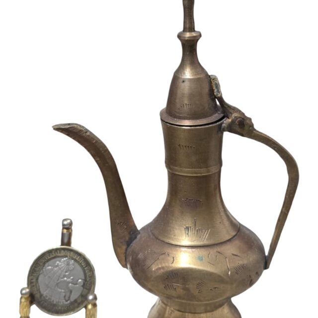 Pequeno e antigo bule em bronze polido
