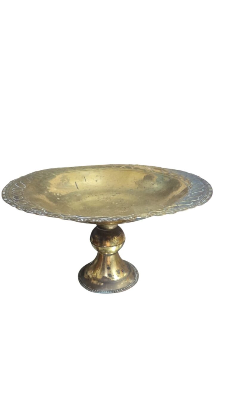 Grande e antigo centro de mesa / fruteira em dourado metal