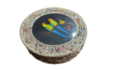 Antigo e belo potiche ornamentado com pedrinhas