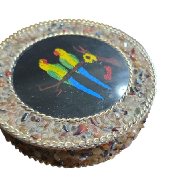 Antigo e belo potiche ornamentado com pedrinhas