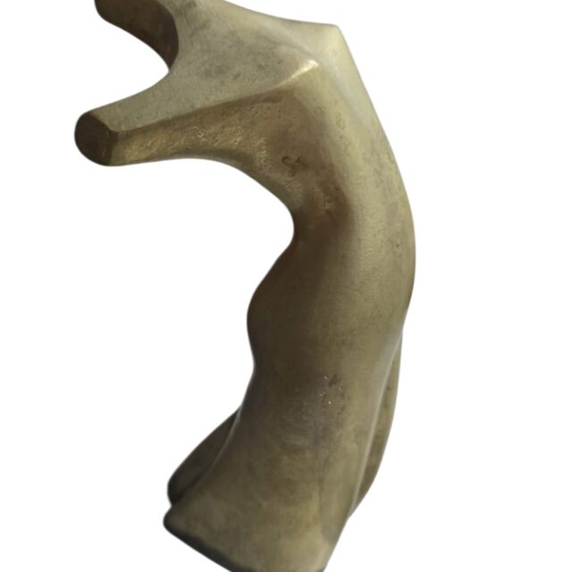 Pesada escultura em bronze maciço, representando nudez feminina