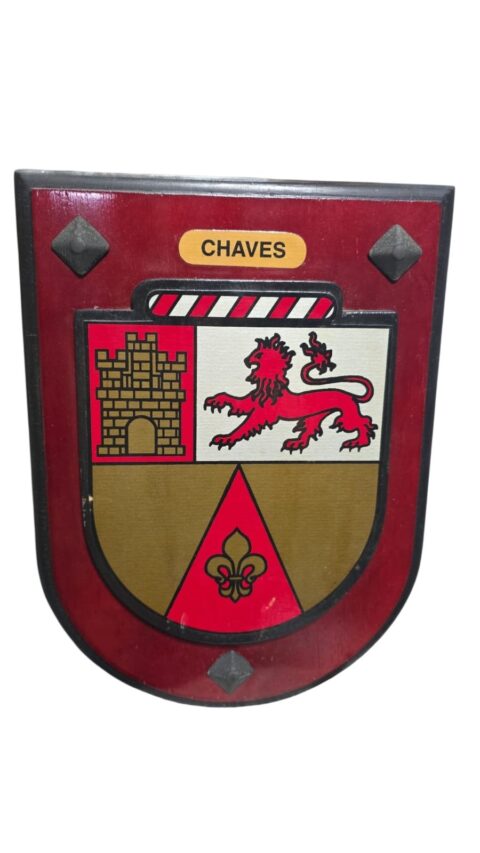 Decoração de parede de madeira com brasão heráldico