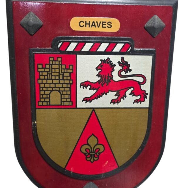 Decoração de parede de madeira com brasão heráldico