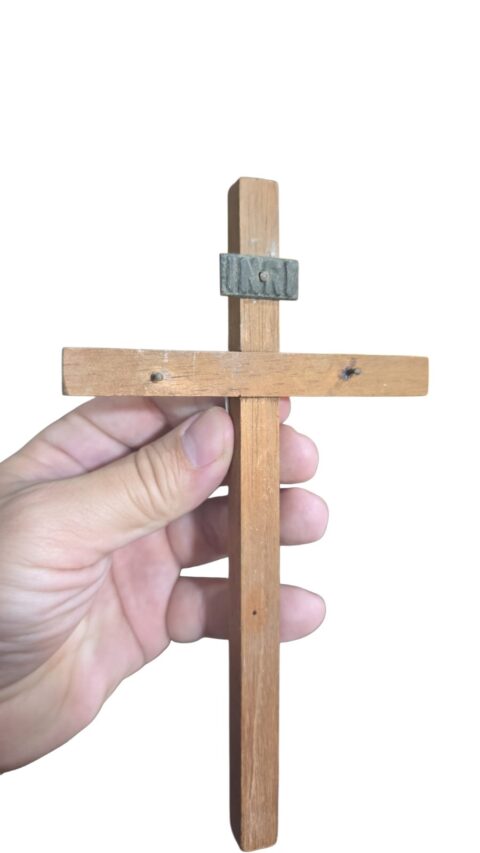 Crucifixo em madeira com aplique em metal