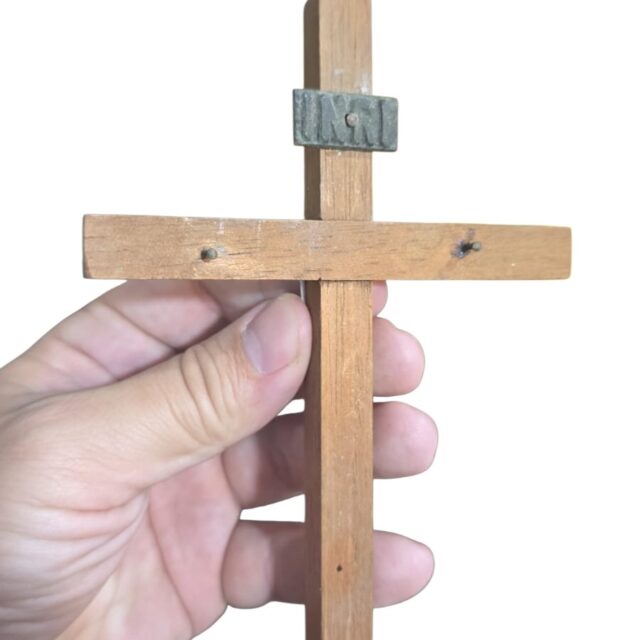 Crucifixo em madeira com aplique em metal