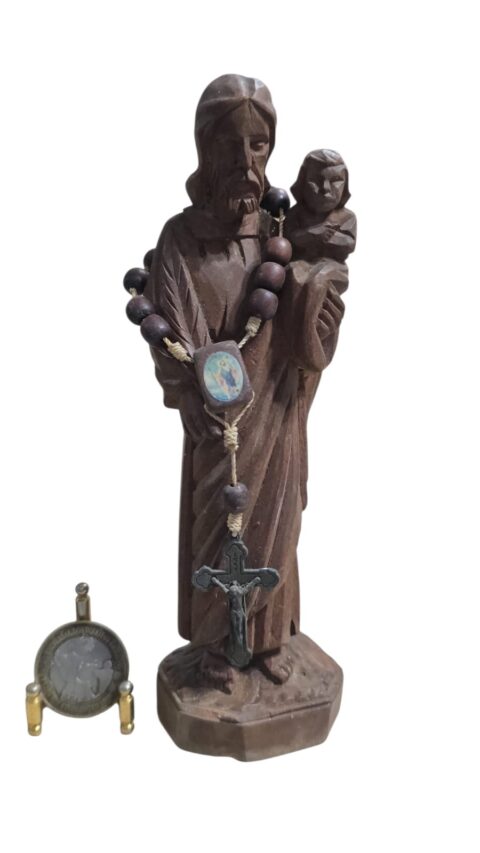 Imagem sacra de madeira entalhada a mão, peça assinada, acompanha terço