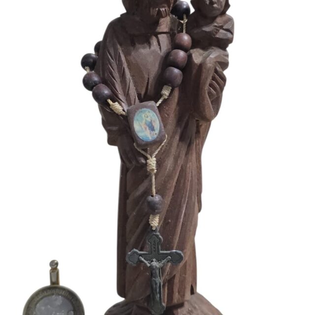 Imagem sacra de madeira entalhada a mão, peça assinada, acompanha terço