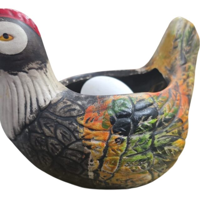 Galinha artesanal de cerâmica, com ovos