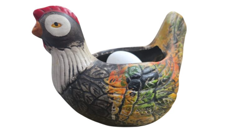 Galinha artesanal de cerâmica, com ovos