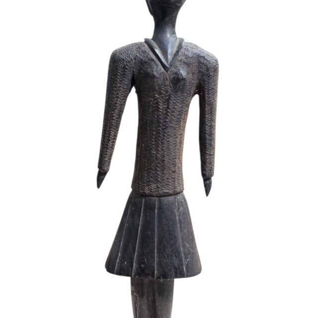Antiga escultura de madeira escura, rica em detalhes