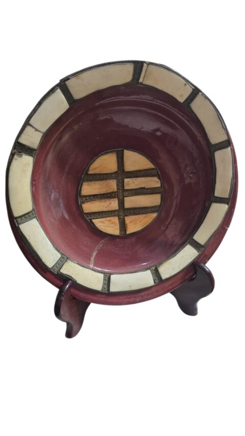 Centro de mesa de cerâmica, metal e ossos