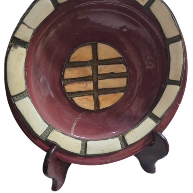 Centro de mesa de cerâmica, metal e ossos