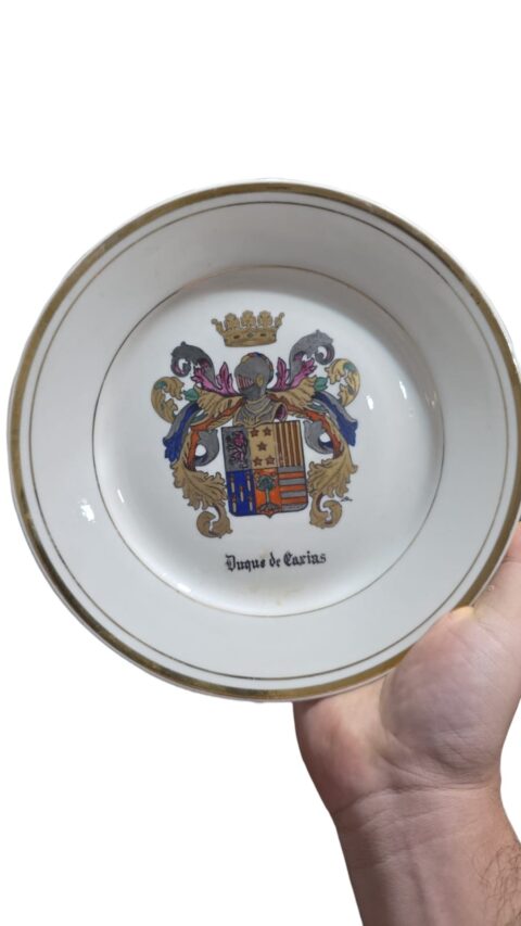 Antiga porcelana com brasão na galeria central pintado a mão, e dourações
