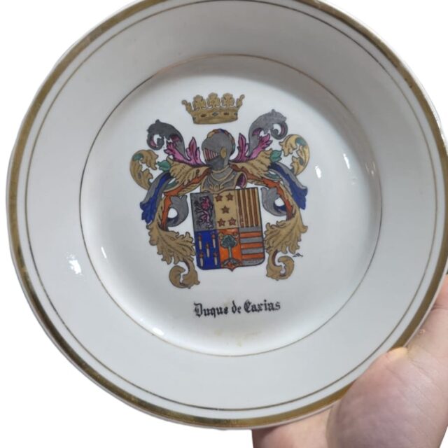 Antiga porcelana com brasão na galeria central pintado a mão, e dourações