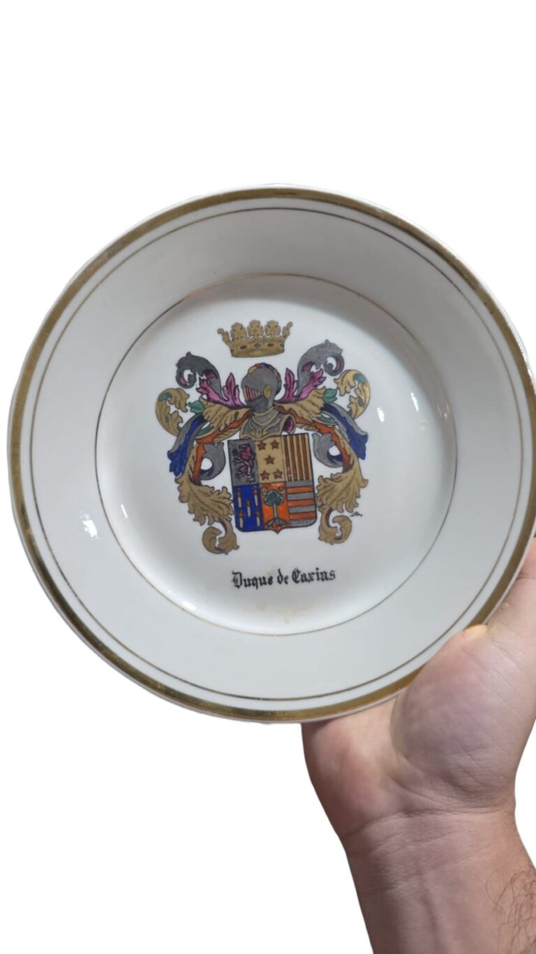 Antiga porcelana com brasão na galeria central pintado a mão, e dourações
