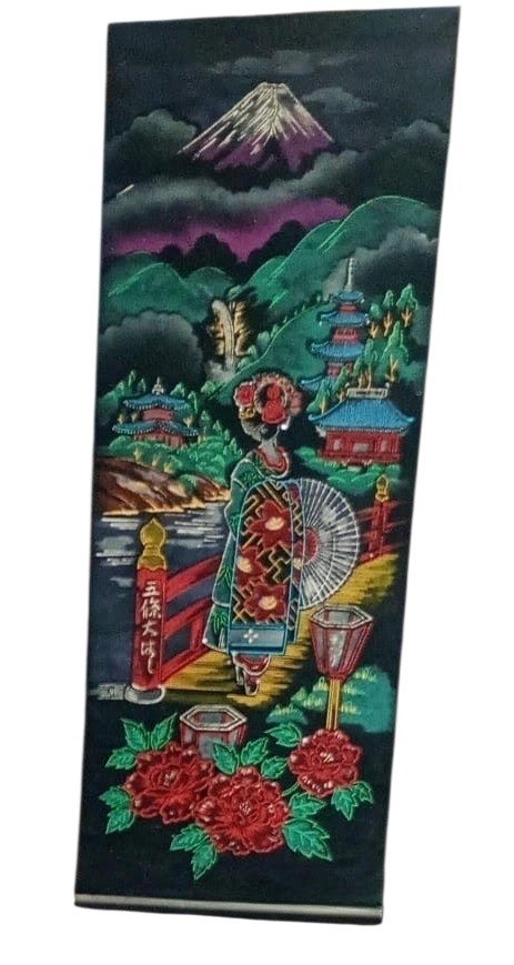 Belíssima arte oriental com cena do cotidiano com pagodes e gueixa