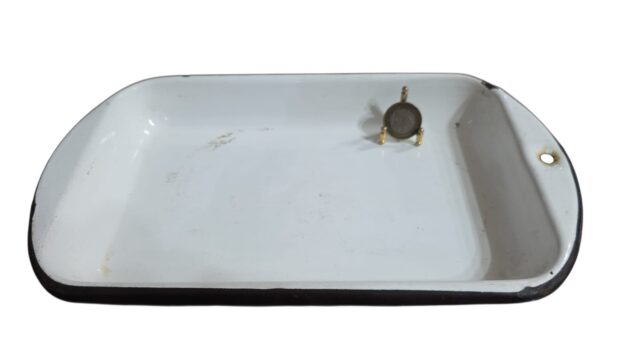 Antiga travessa com furação pra pendurar na cozinha em ágata