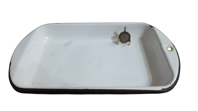Antiga travessa com furação pra pendurar na cozinha em ágata