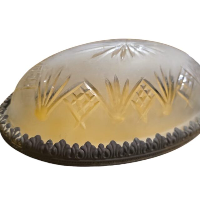 Antiga cúpula de vidro com belas lapidações e borda de metal
