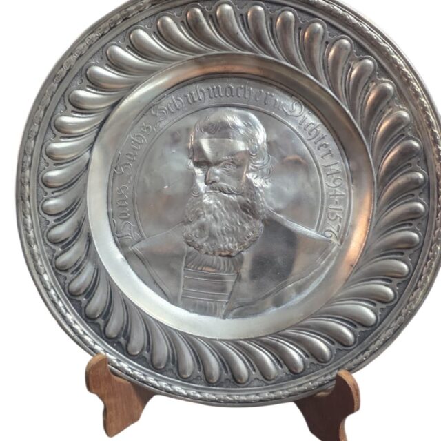 Antigo medalhão com mossas, do Hans Sachs um poeta e dramaturgo alemão