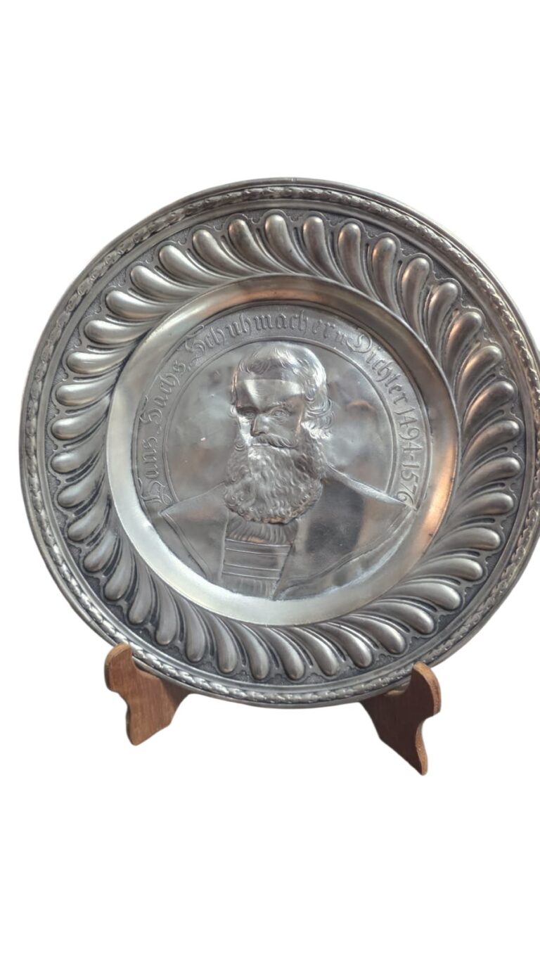 Antigo medalhão com mossas, do Hans Sachs um poeta e dramaturgo alemão