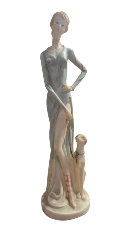 Grande e bela escultura representando dama com cachorro