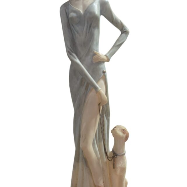 Grande e bela escultura representando dama com cachorro