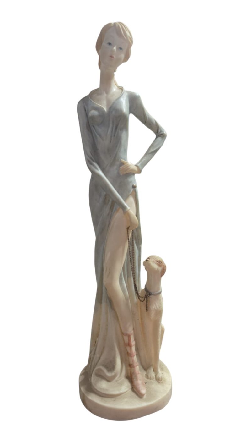 Grande e bela escultura representando dama com cachorro
