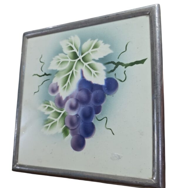 Descanso europeu com faiança artística na galeria central