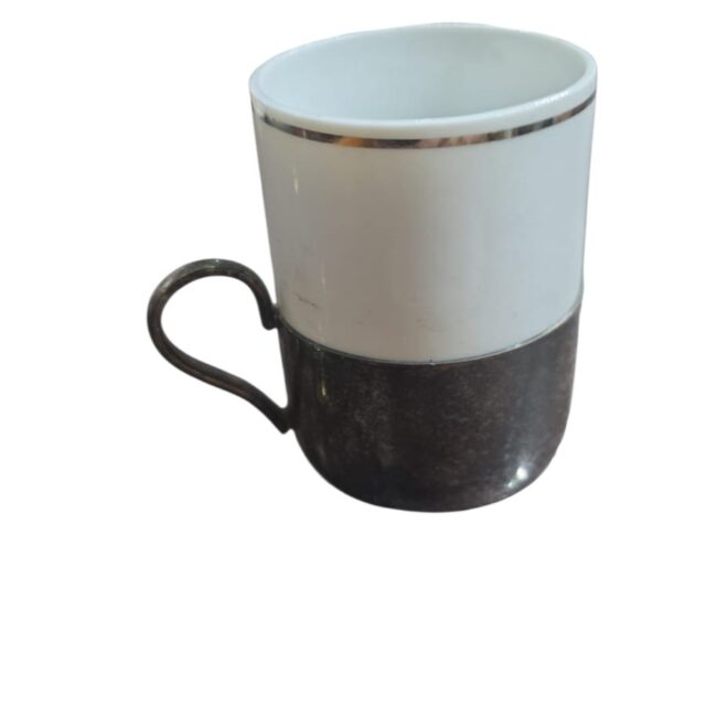Xícara de café com base espessurada a prata