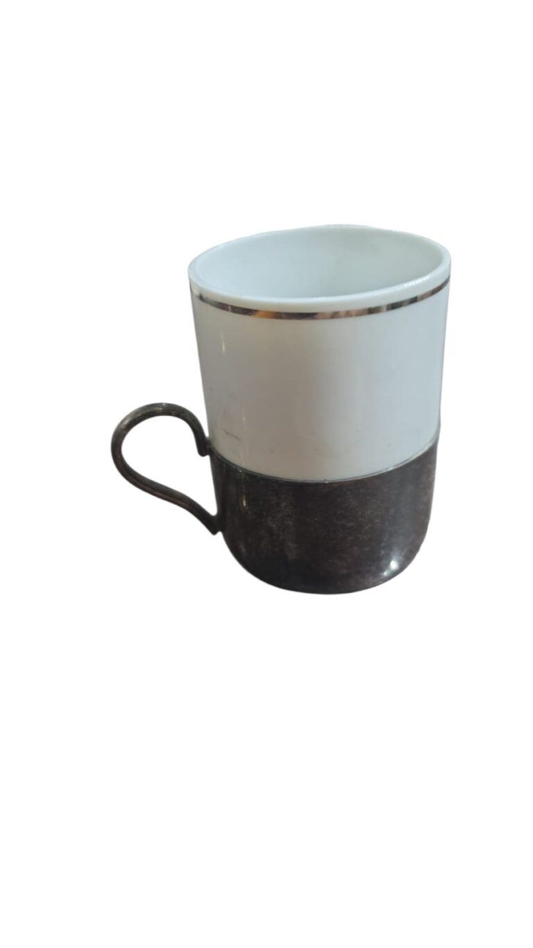 Xícara de café com base espessurada a prata