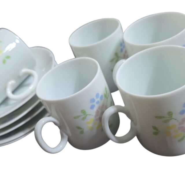 Xícaras de café porcelana Renner, motivos florais. (valor unitário)