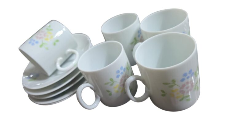 Xícaras de café porcelana Renner, motivos florais. (valor unitário)
