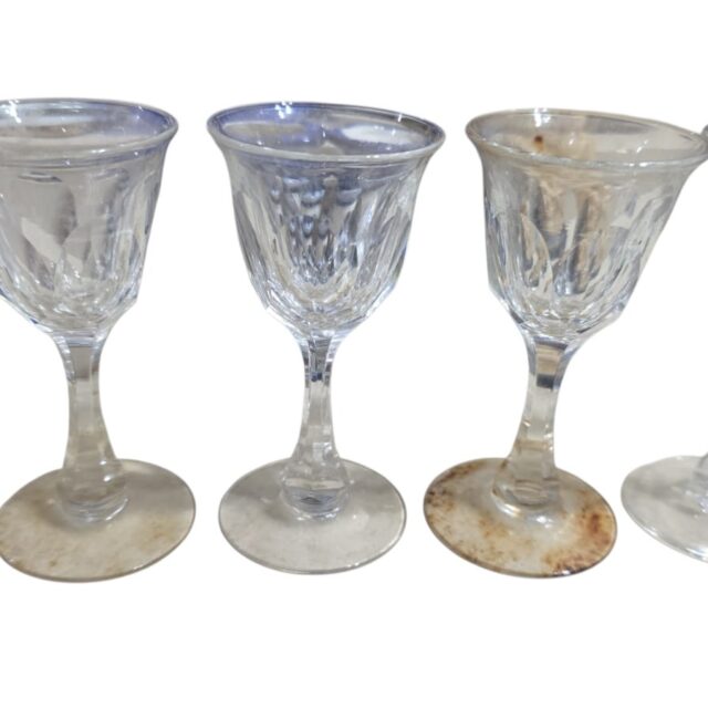 Conjunto de pequenas taças de cristal de ótima qualidade