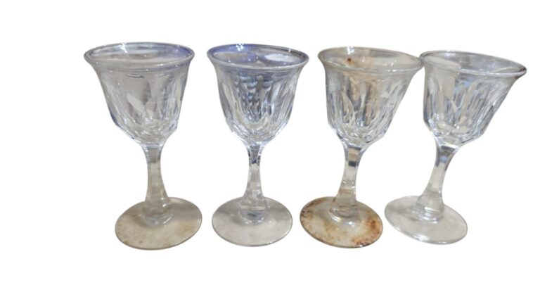 Conjunto de pequenas taças de cristal de ótima qualidade