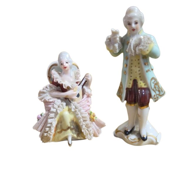 Par de esculturas antigas de porcelana