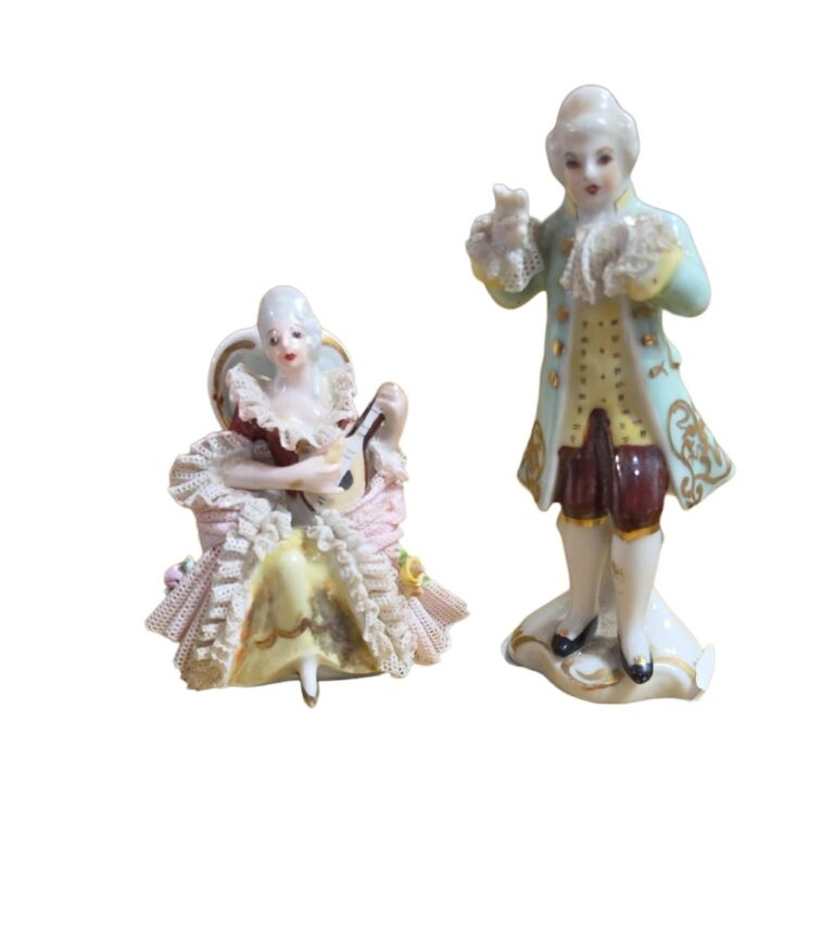 Par de esculturas antigas de porcelana