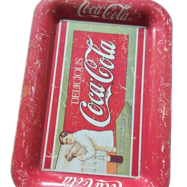 Antiga bandeja de metal colecionável Coca-Cola