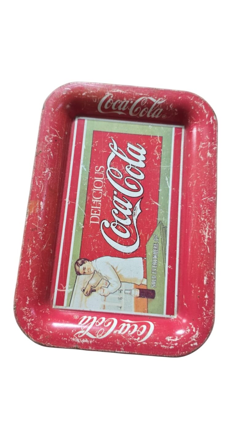 Antiga bandeja de metal colecionável Coca-Cola
