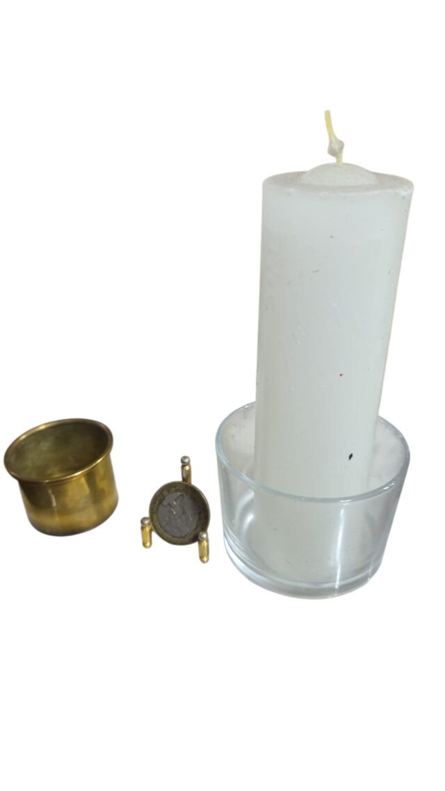 Par de porta velas com grande vela