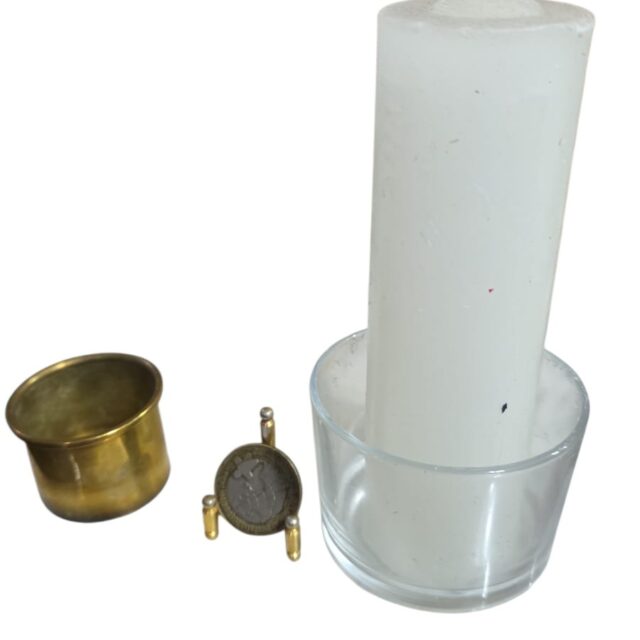 Par de porta velas com grande vela