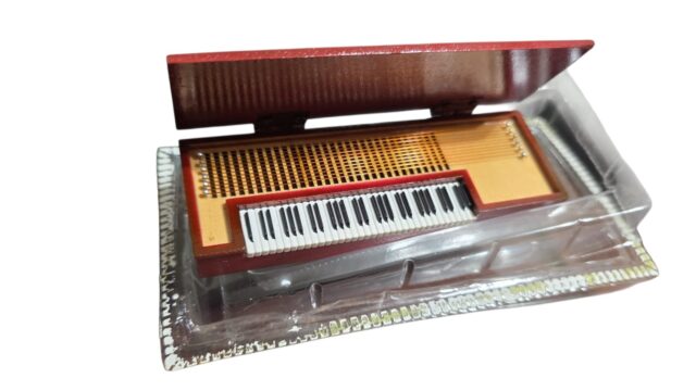 Miniatura Clavicórdio de madeira, de coleção, ainda com a caixa