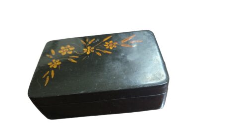 Potiche oriental de madeira com charão e belos motivos florais
