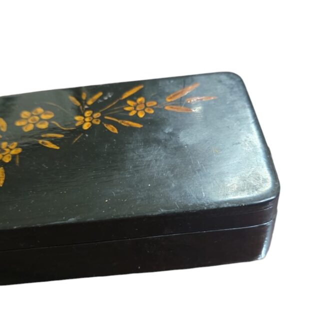 Potiche oriental de madeira com charão e belos motivos florais
