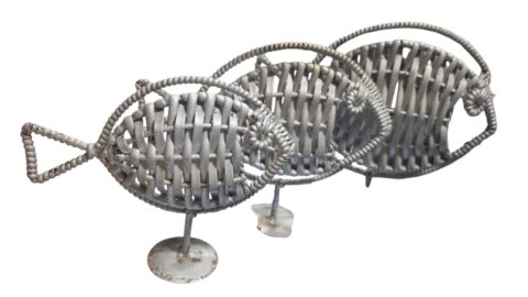Trio de esculturas de peixes artesanais de metal